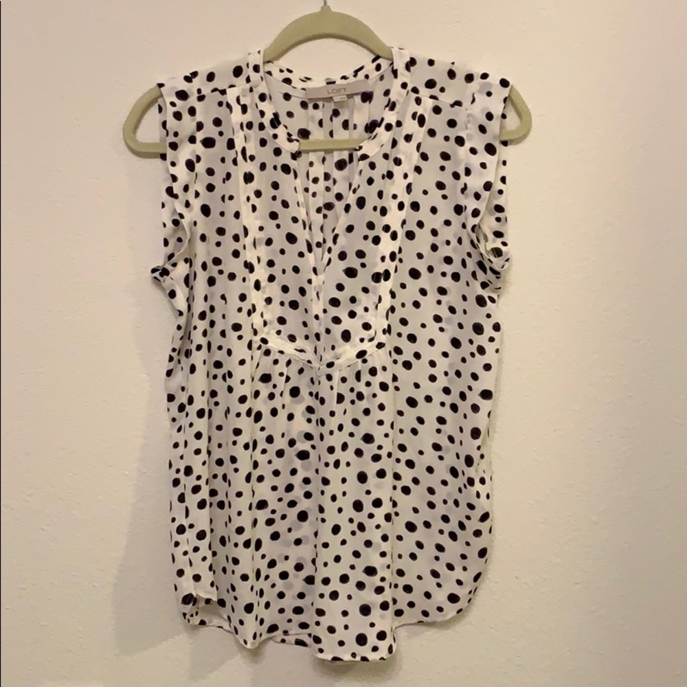 Spotted sleeveless blouse